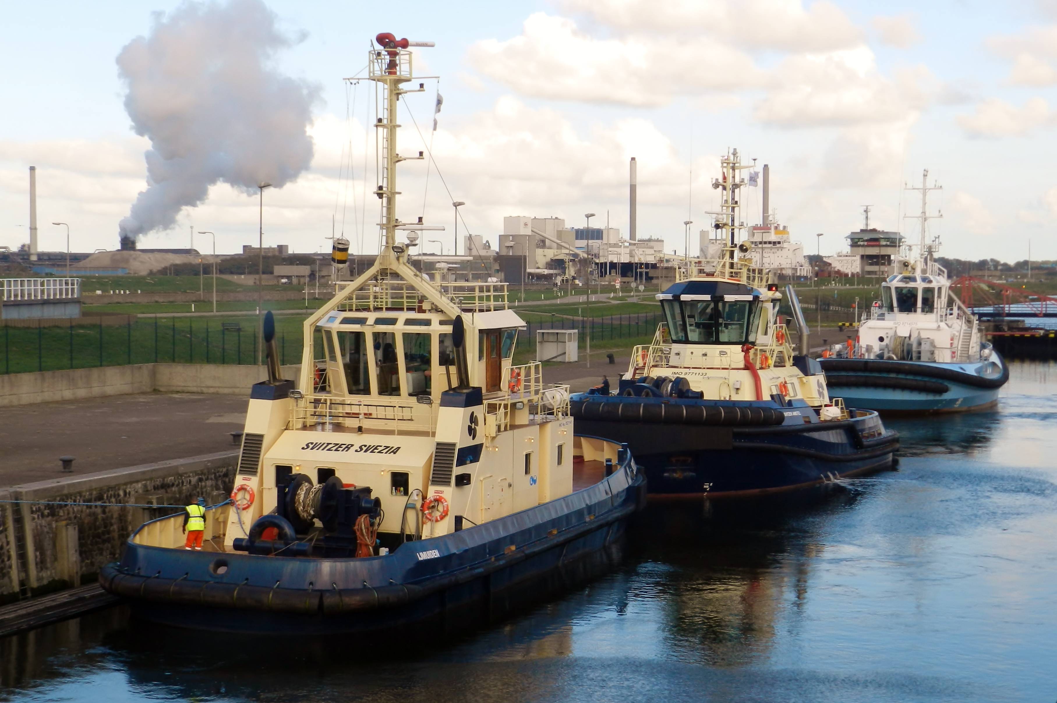 Sleepboten In Middensluis